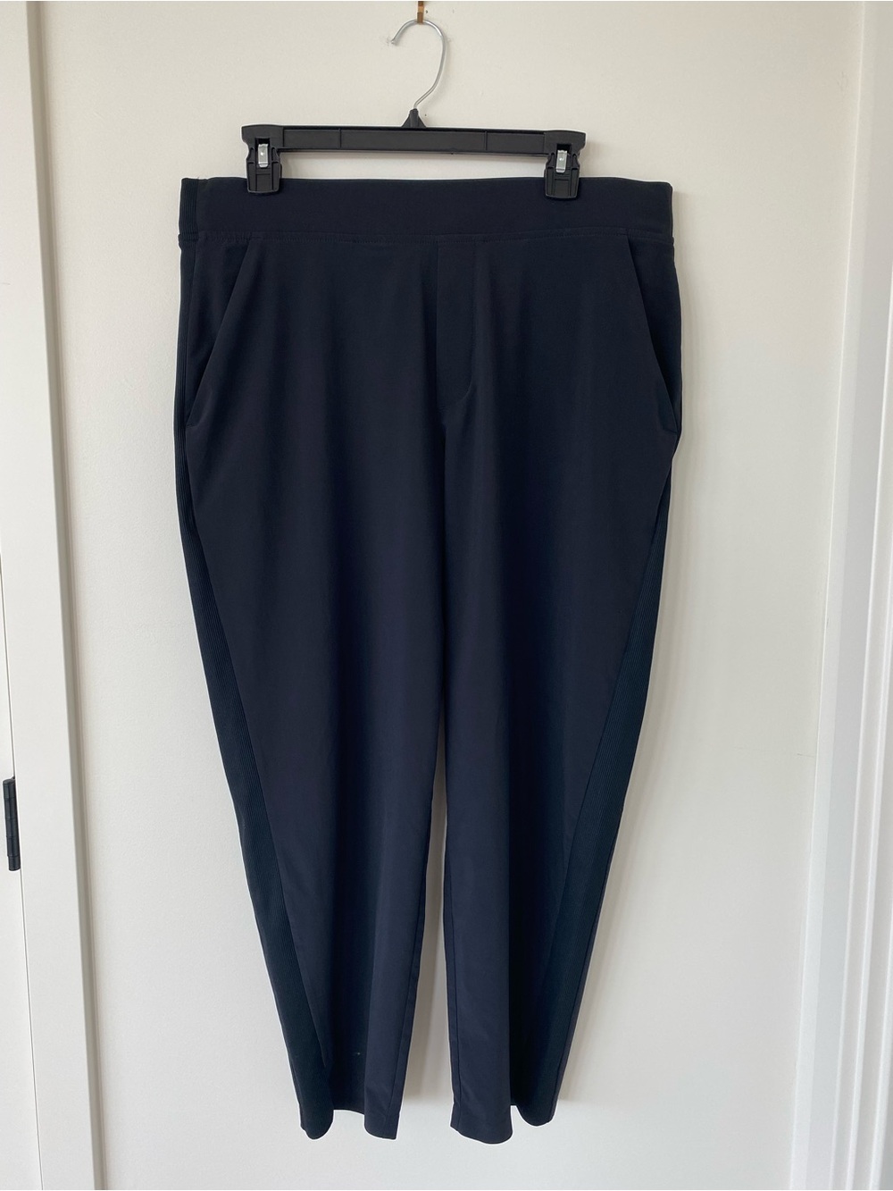 Athleta Women’s Cropped Black Performance Pants